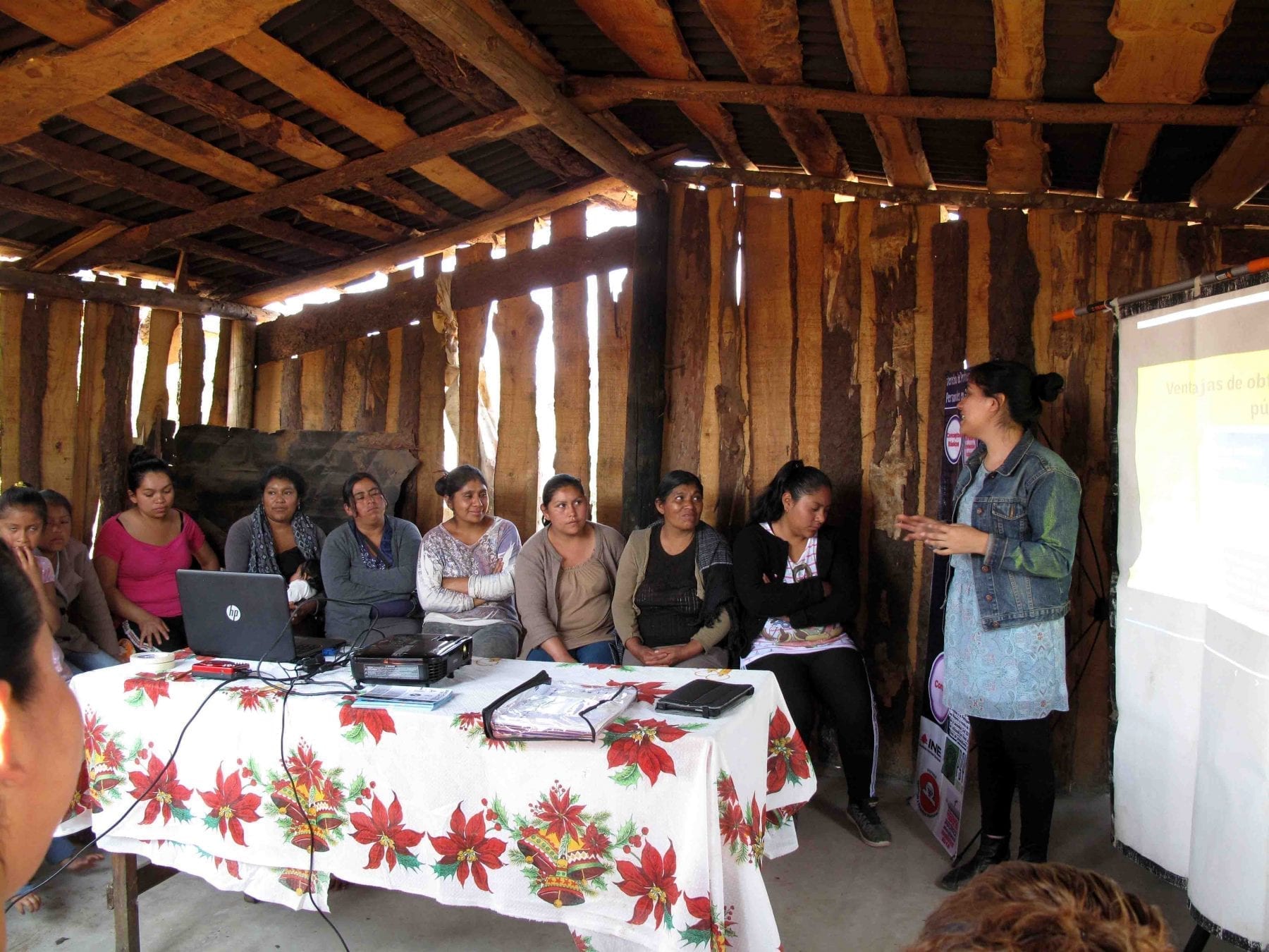 Workshop teaching women how to access public information