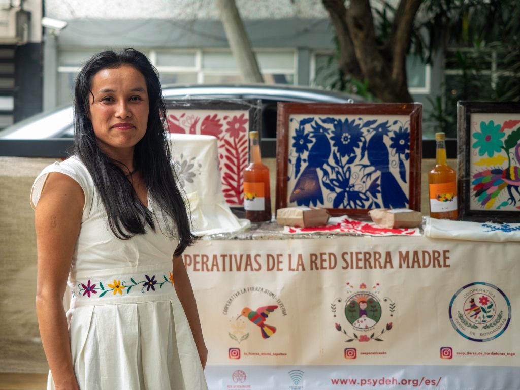 Mujeres artesanas indígenas exhiben su colección de primavera en el evento Bordamos Juntos